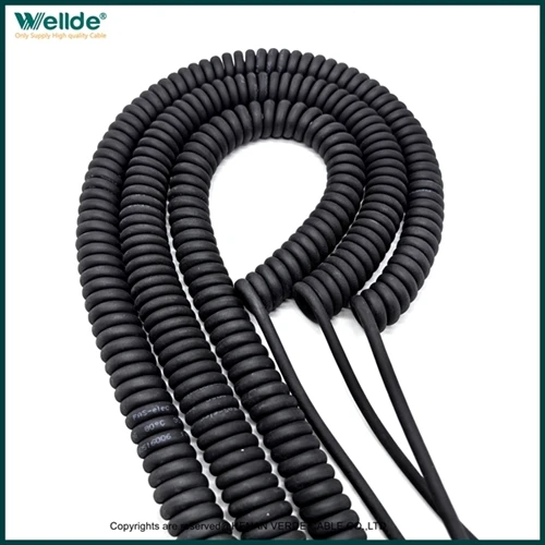 Un lot de câbles spiralés de 5 × 1,5 mm est prêt à être expédié et se dirige ...